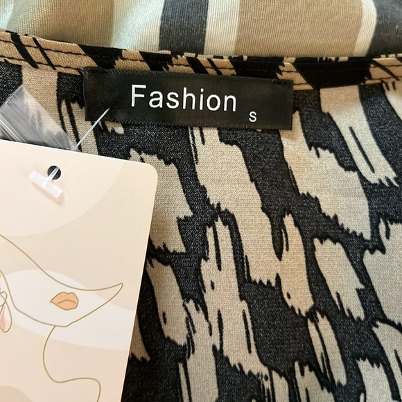 Nwt BOHO All Over Print V Neck Romper - Picture 5 of 5